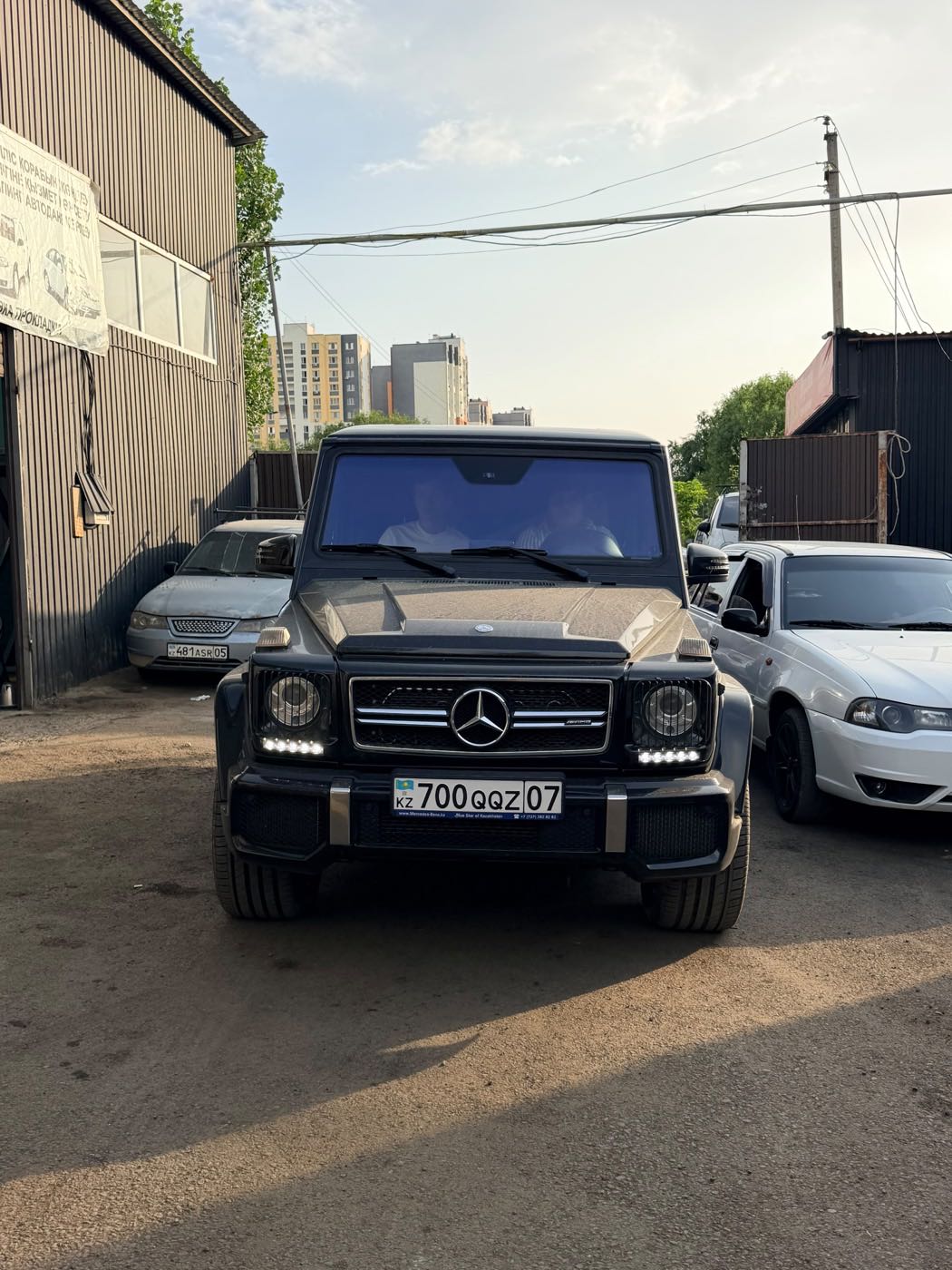 Антибликовое лобовое стекло с датчиком после установки на Mercedes G-Class — KN Avtosteklo