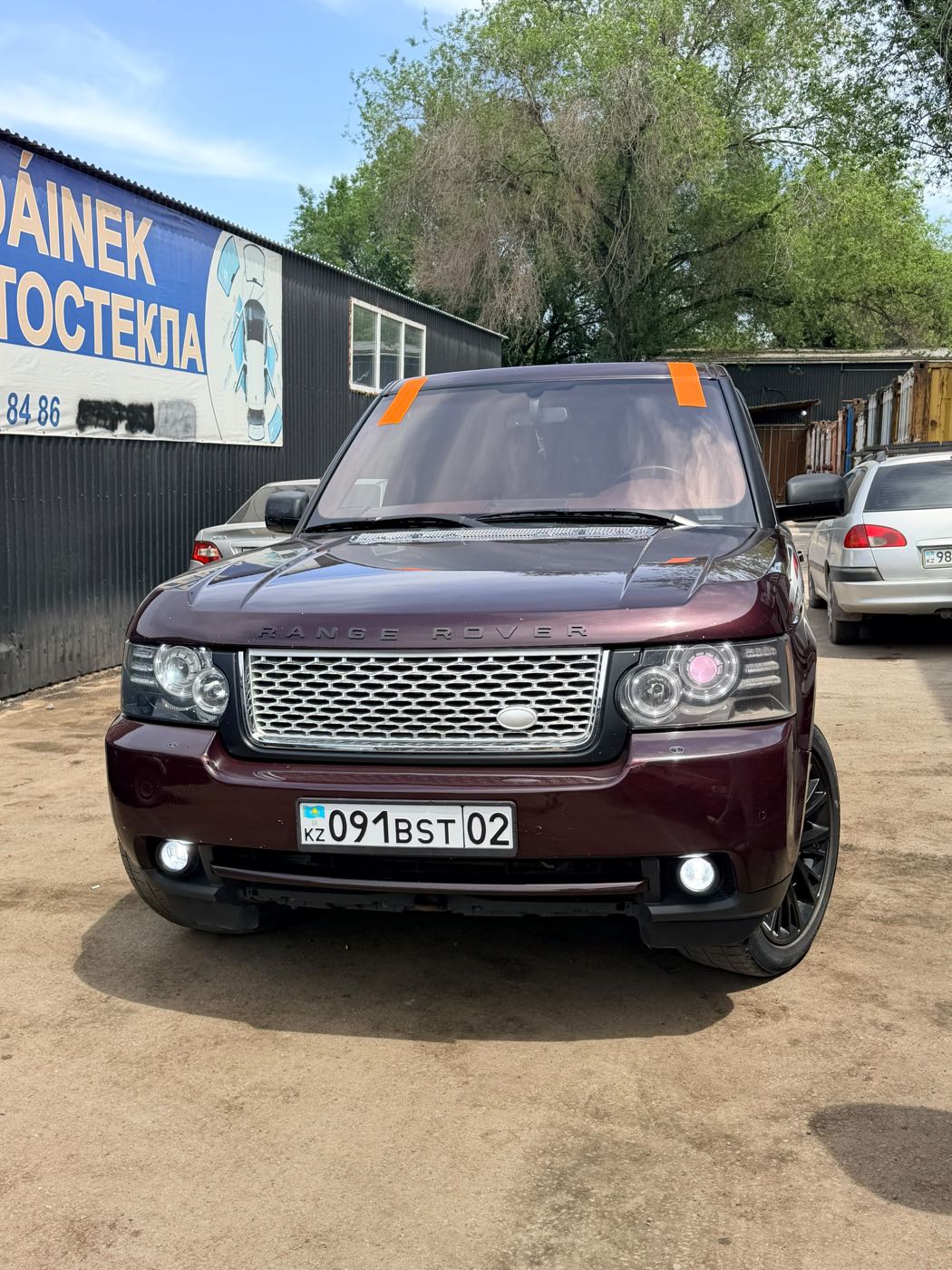 Замена лобового стекла Range Rover в Алматы