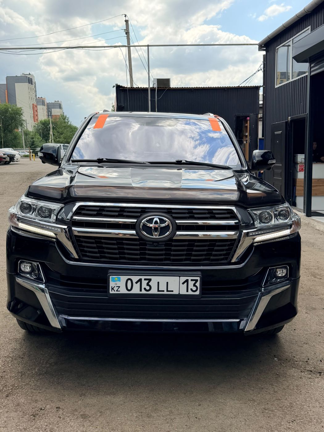 Замена лобового стекла Toyota Land Cruiser 200 в Алматы
